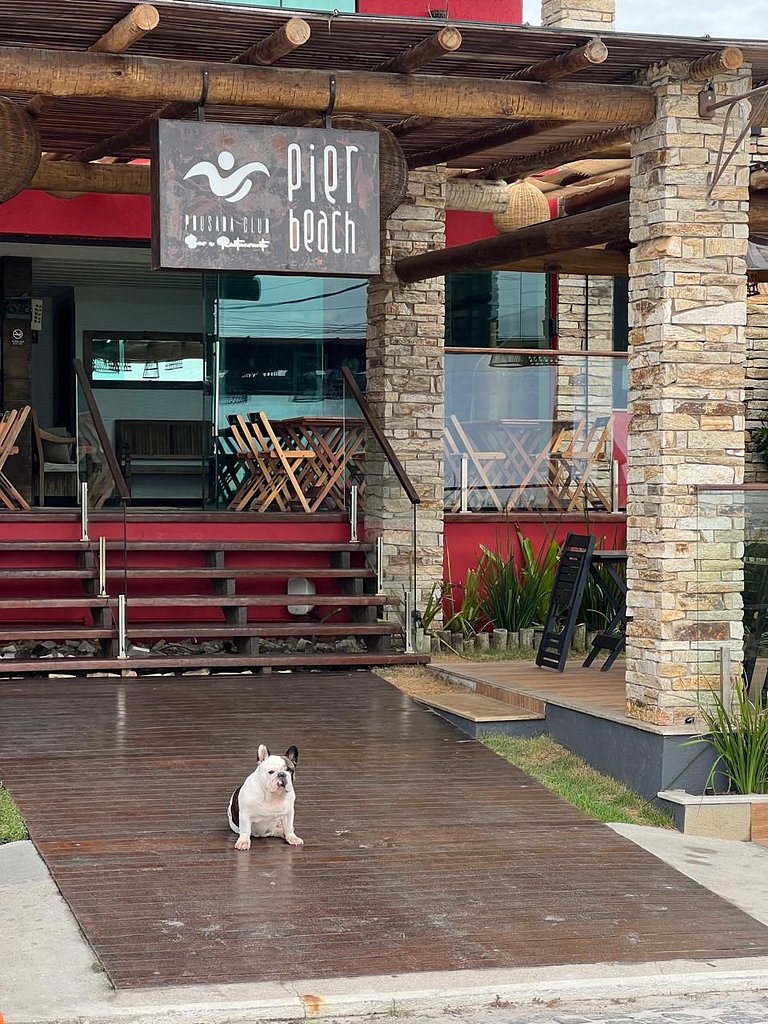 Nossa pousada é exuberante, pé na areia. Está situada em uma