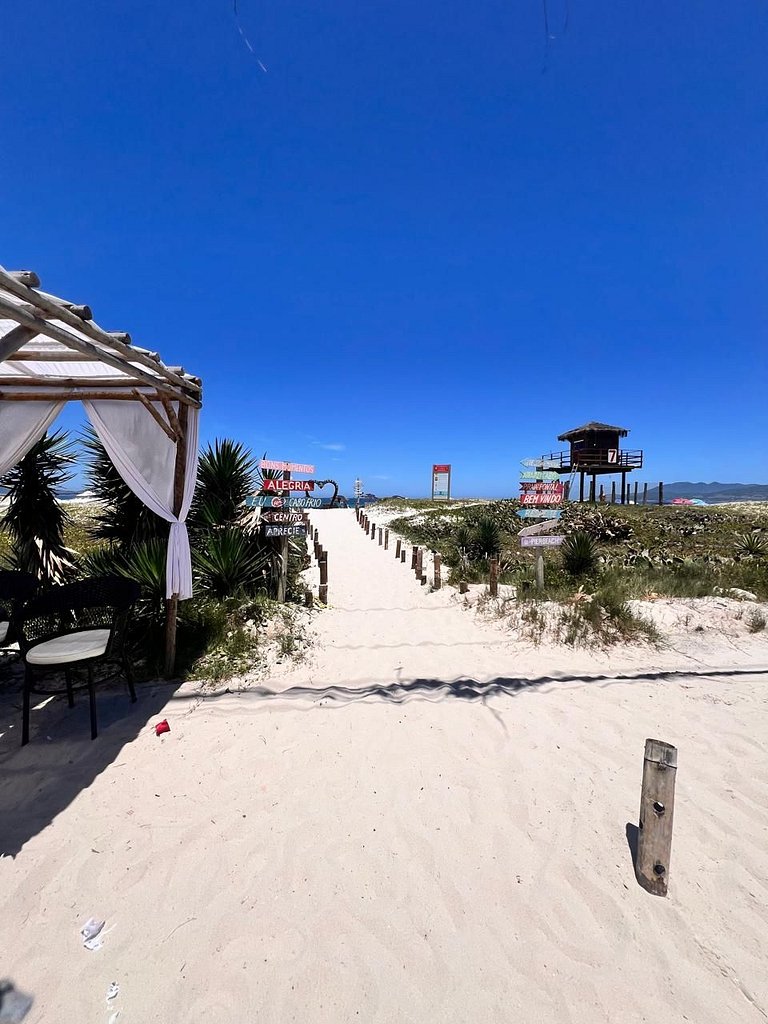 Nossa pousada é exuberante, pé na areia. Está situada em uma