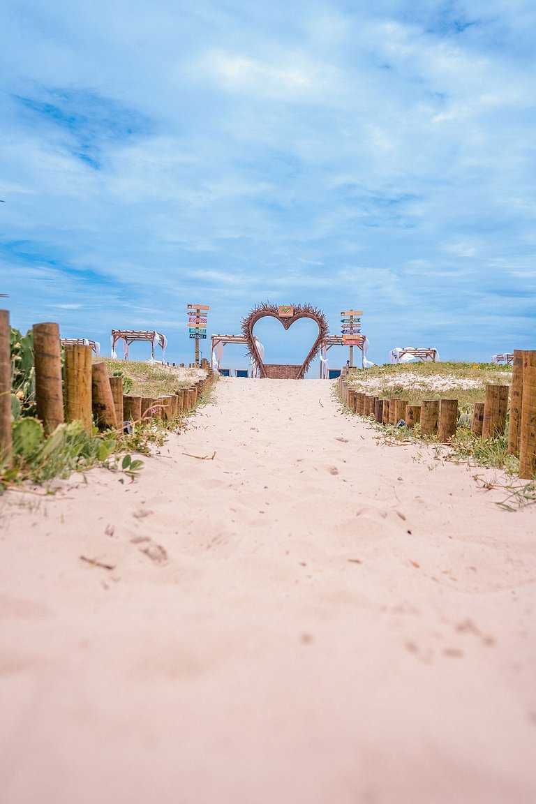 Nossa pousada é exuberante, pé na areia. Está situada em uma