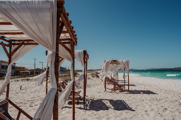 Nossa pousada é exuberante, pé na areia. Está situada em uma
