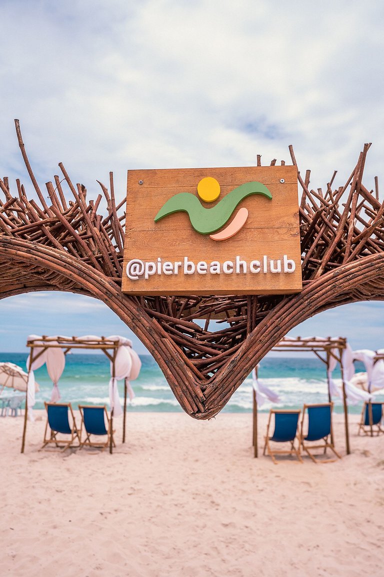 Nossa pousada é exuberante, pé na areia. Está situada em uma