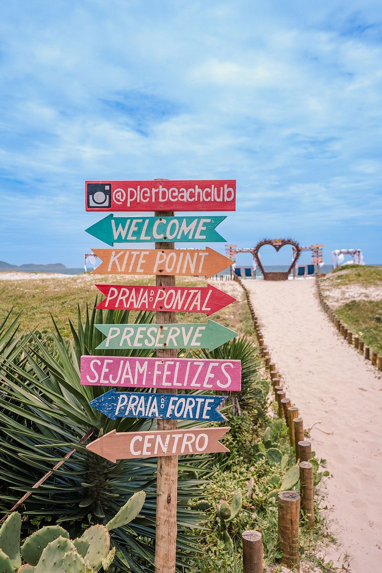 Nossa pousada é exuberante, pé na areia. Está situada em uma