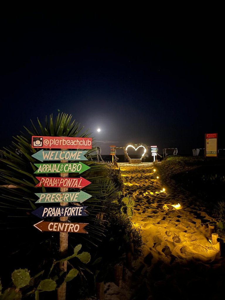 Nossa pousada é exuberante, pé na areia. Está situada em uma
