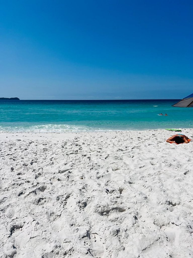Nossa pousada é exuberante, pé na areia. Está situada em uma