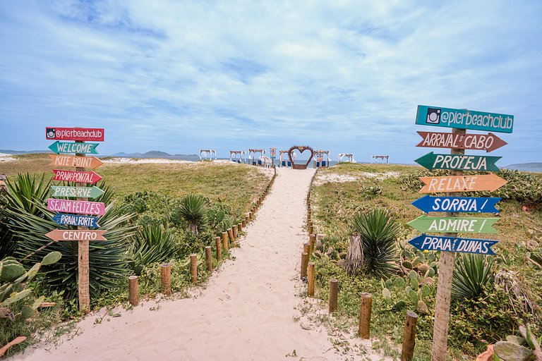 Nossa pousada é exuberante, pé na areia. Está situada em uma