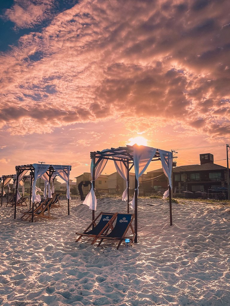 Nossa pousada é exuberante, pé na areia. Está situada em uma
