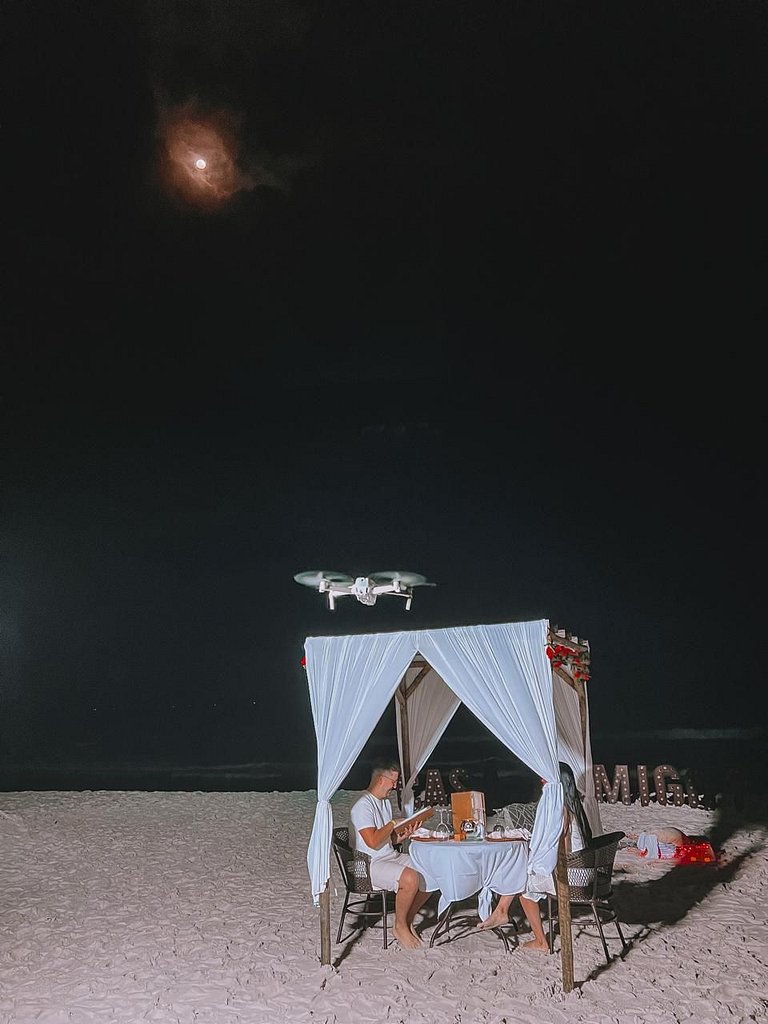 Nossa pousada é exuberante, pé na areia. Está situada em uma
