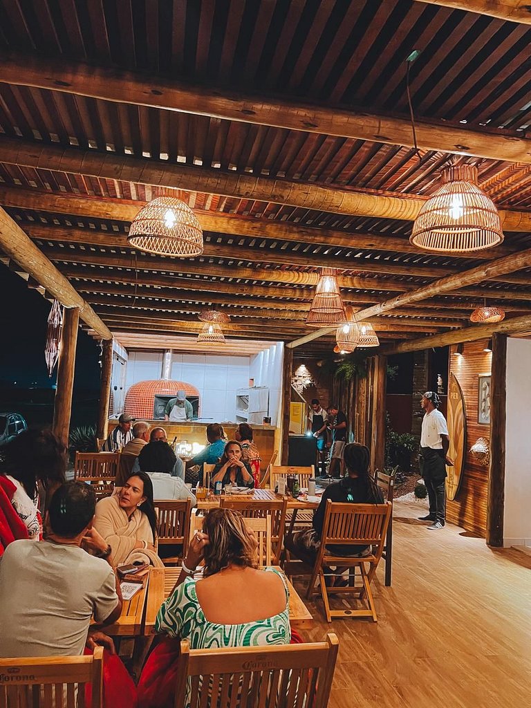Nossa pousada é exuberante, pé na areia. Está situada em uma