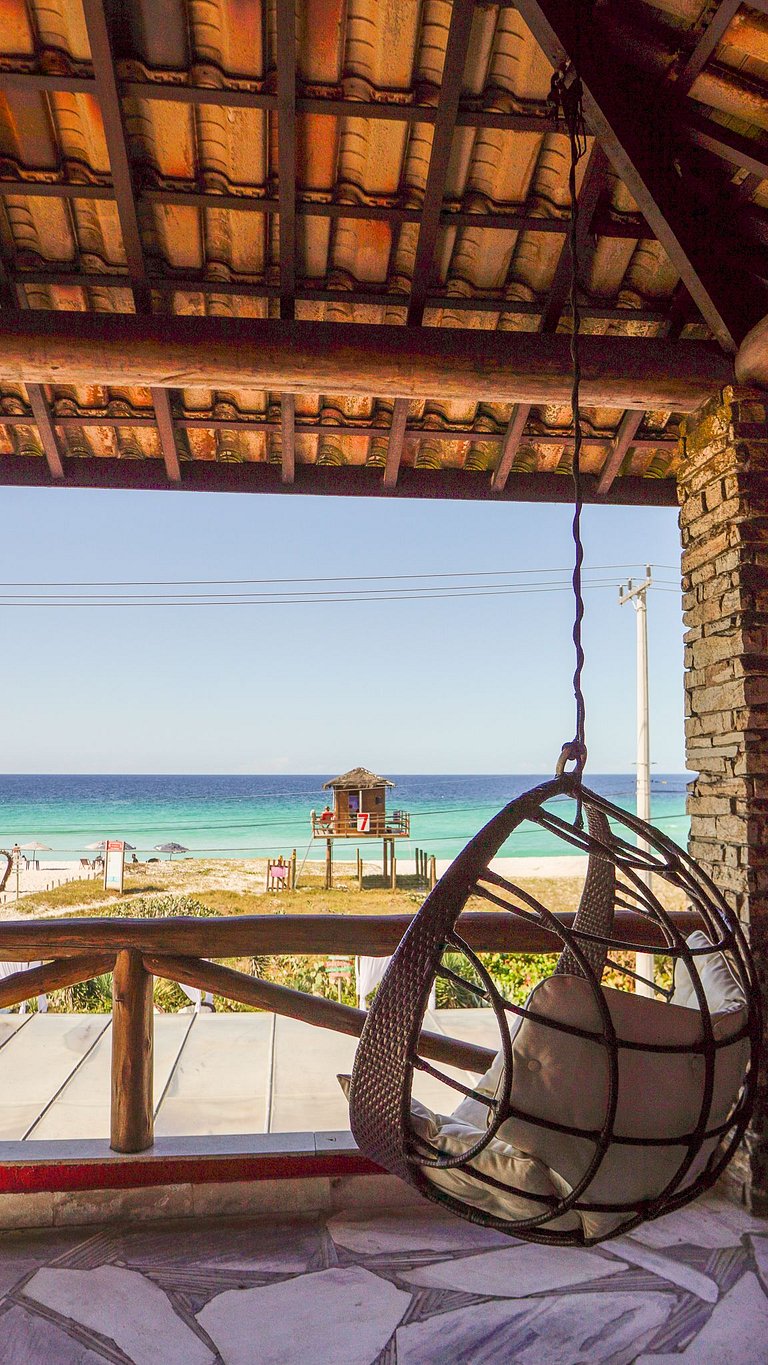 Nossa pousada é exuberante, pé na areia. Está situada em uma